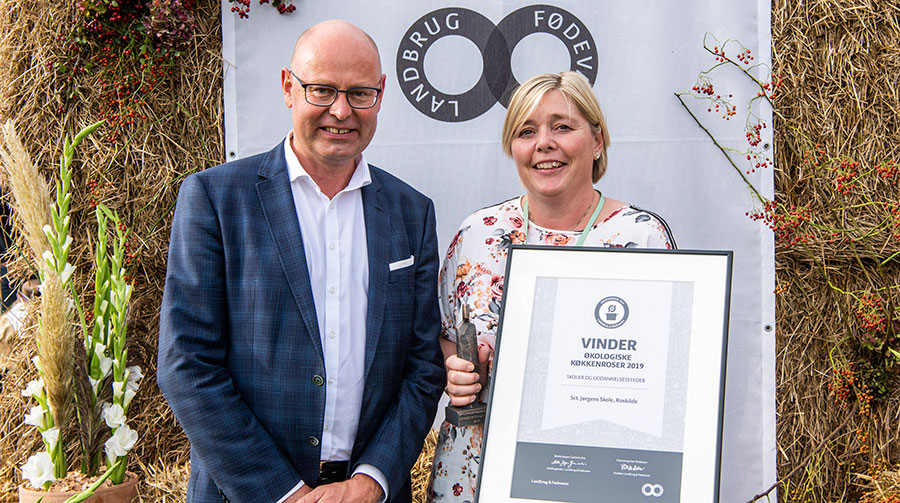 Vores kantineleder Sisse modtager diplom som vinder af de Økologiske Køkkenroser i 2019